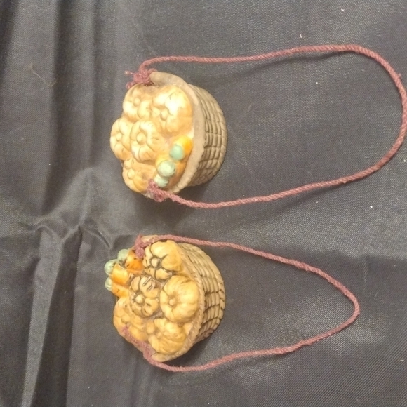 𝅺SHIRLEY Jones handcrafted hand-painted woven baskets with pumpkin and carrots - Picture 1 of 8